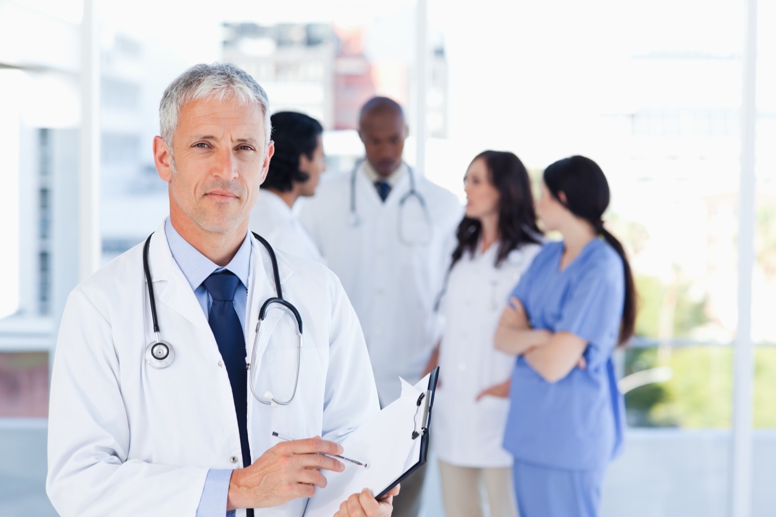 Médico especialista con su equipo